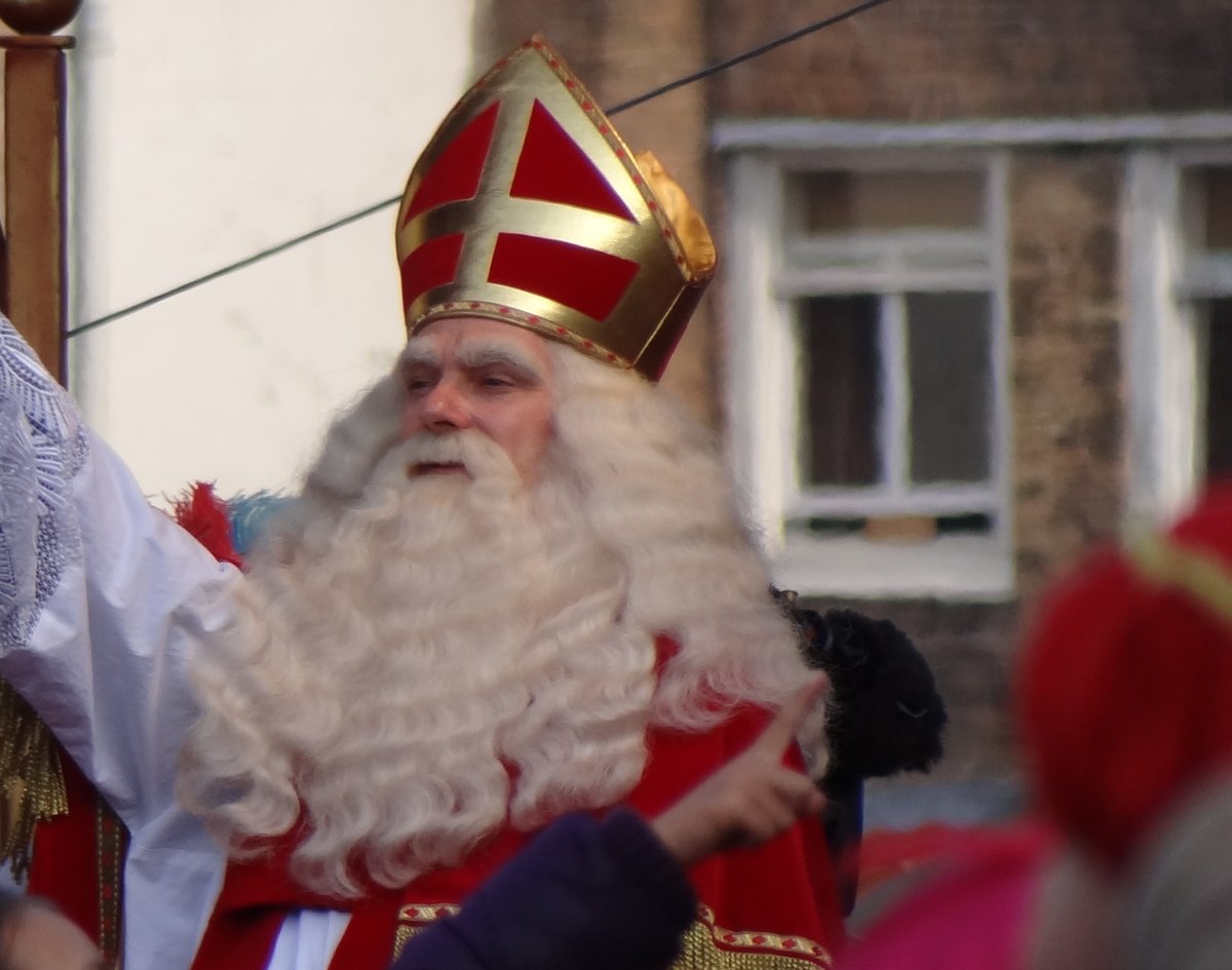 Sinterklaas zwaait naar de kinderen bij de intocht in Dordrecht in 2011